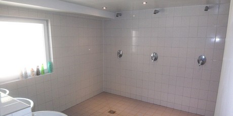 Duschraum im zentral gelegenen Sanitärgebäude