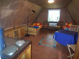 Innenansicht der komfortablen Finnhütte mit Miniküche für 2 Personen